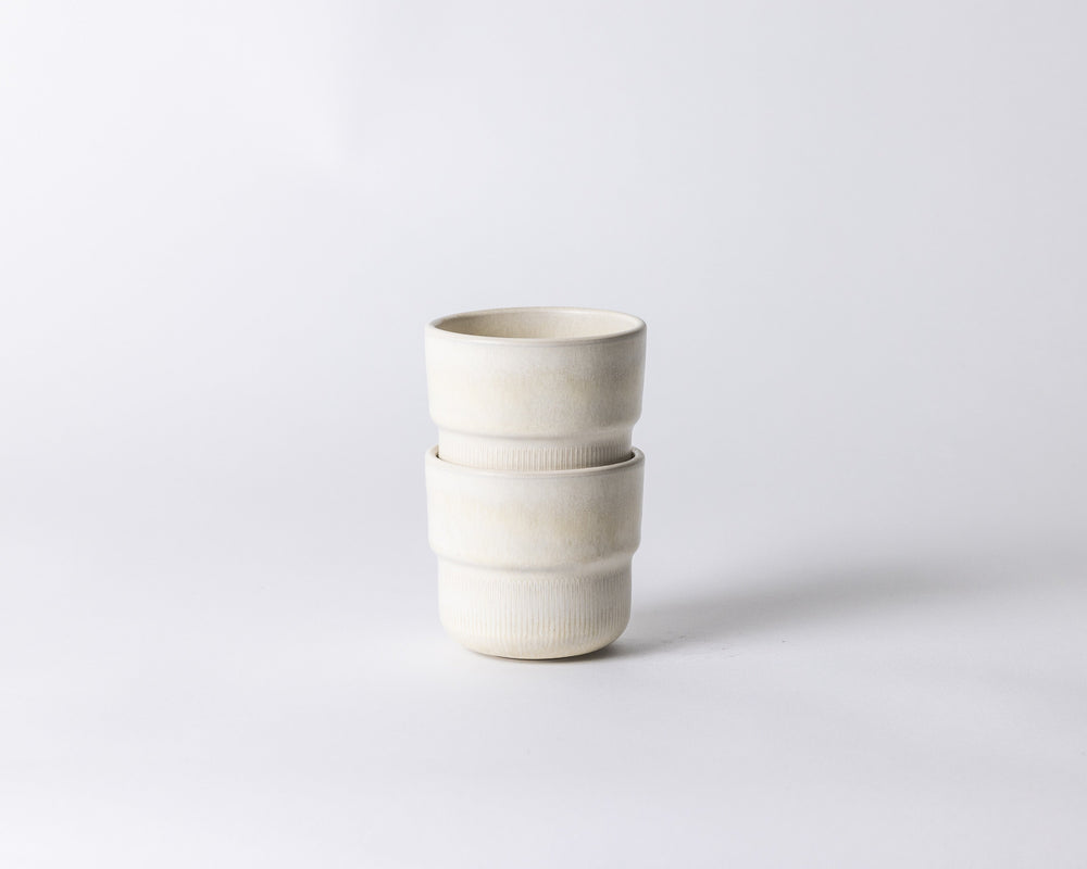 Mimo koffiemok Dreamy Ivory in minimalistische Japandi stijl, perfect stapelbaar.