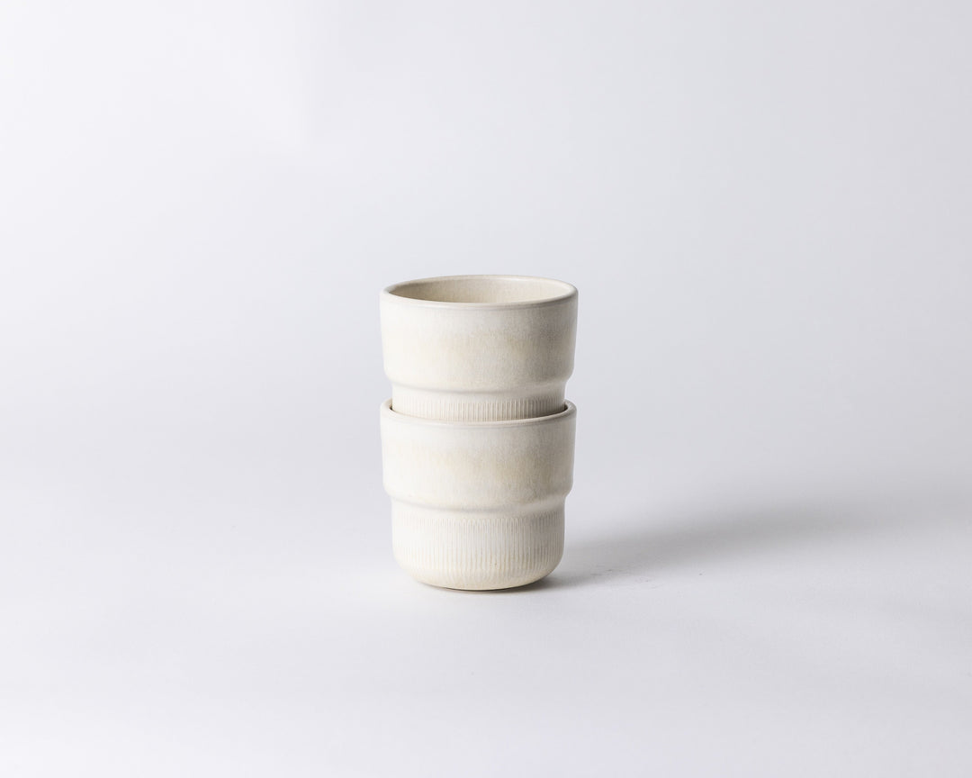 Mimo koffiemok Dreamy Ivory in minimalistische Japandi stijl, perfect stapelbaar.