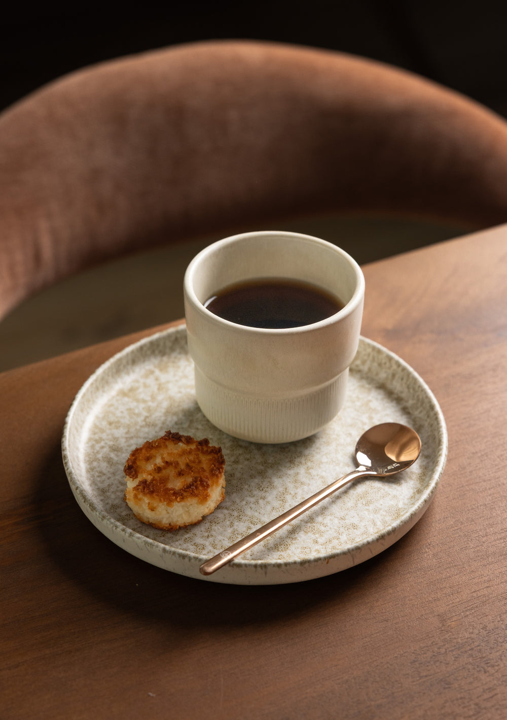 Keramiek koffiekopje Dreamy Ivory op mini bord Broken Shells, clean design voor koffie of cappuccino.