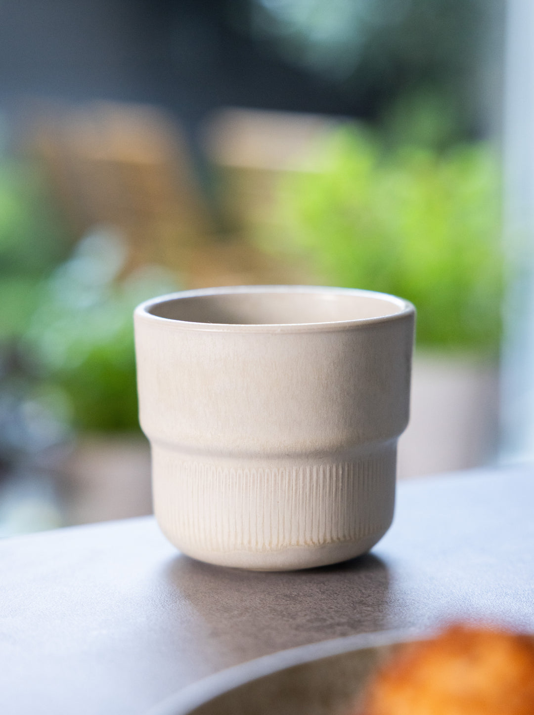 Licht crème koffiekop zonder oor, natuurlijke uitstraling van Mimo Homeware.