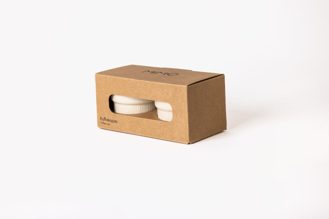 Minimalistische witte koffiekopjes zonder oor van Mimo Homeware. Mokjes als set verpakt in geschenkverpakking.