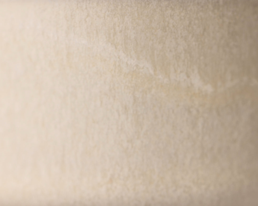 Gedetailleerde textuur van Mimo Homeware Dreamy Ivory koffiemokje in wit en crème.