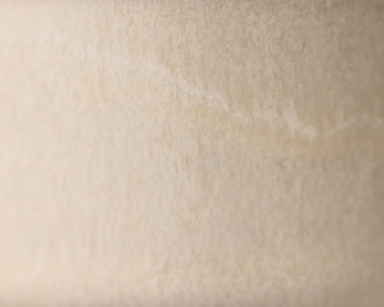 Gedetailleerde textuur van Mimo Homeware Dreamy Ivory koffiemokje in wit en crème.