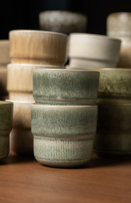 Stapelbare koffiekopjes in natuurtinten van Mimo Homeware, voor een Japandi en Scandinavische stijl.