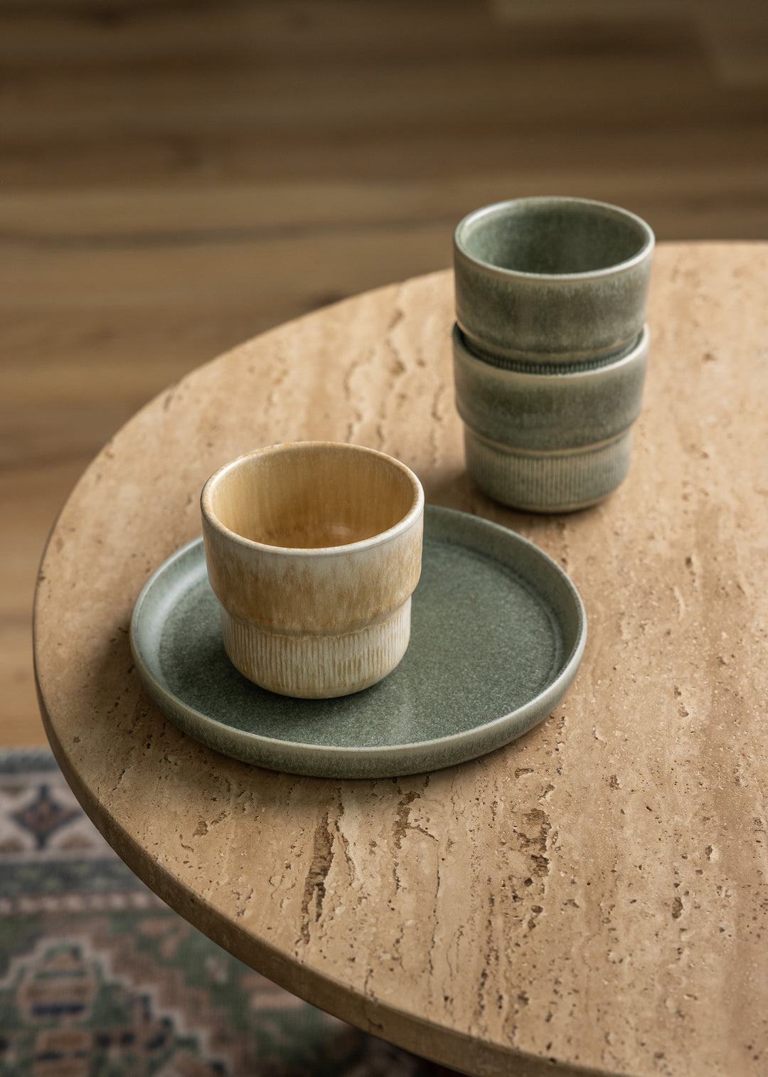 Tijdloos zandkleurig en blauwgroen koffiekopje zonder oor, natuurlijk design van Mimo Amsterdam.