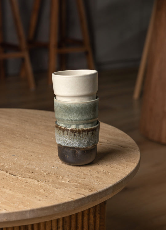 Minimalistisch servies van Mimo Homeware, in de kleuren blauwgroen, crème-wit en grijsbruin. 