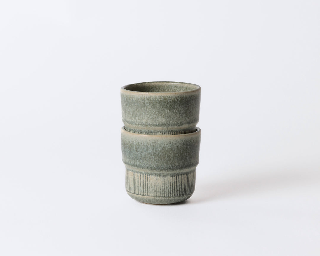 Mimo koffiemok Ocean Breeze in frisse blauwgroene tinten, stapelbaar en minimalistisch.