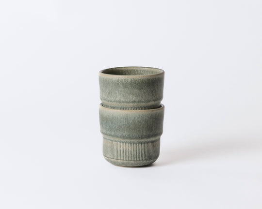 Mimo koffiemok Ocean Breeze in frisse blauwgroene tinten, stapelbaar en minimalistisch.