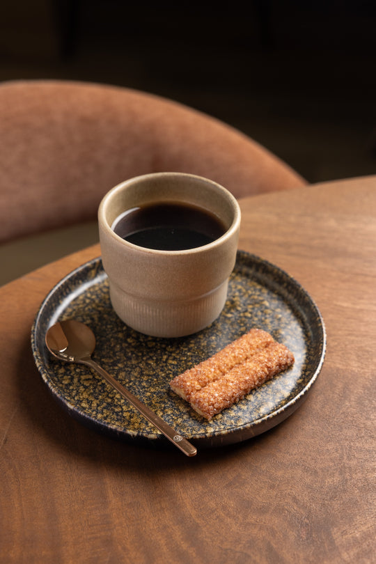 Keramiek koffiemok On The Rocks op het Starry Night Mini Bord, perfect cadeau voor liefhebbers van rust en Japandi stijl.