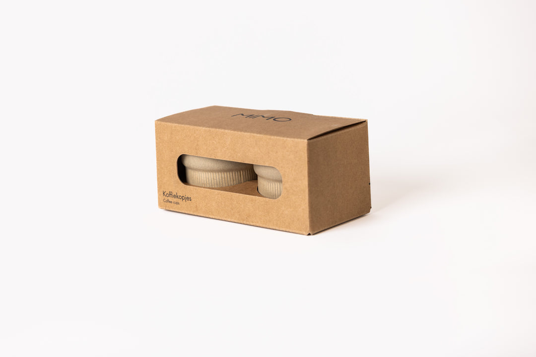 Minimalistische beige koffiekopjes van Mimo Homeware. Stapelbare koffiemokken in Scandinavische stijl met mooie cadeauverpakking.