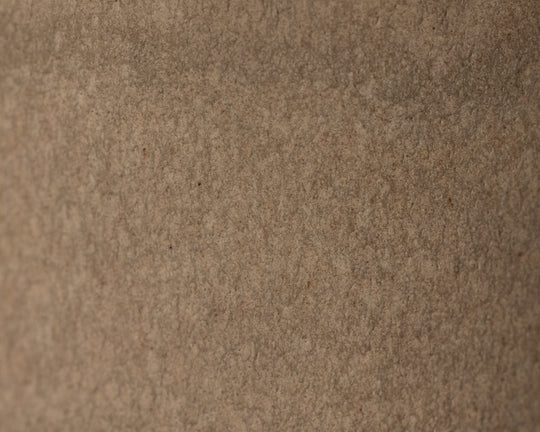 Gedetailleerde textuur van Mimo Homeware On The Rocks koffiekopje in bruin en beige.