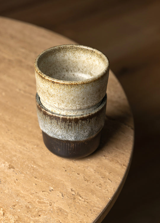De Mimo homeware koffiekopjes, Broken Shells en Brewing Storm, opgestapeld.