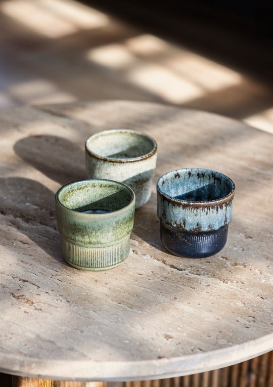 Drie koffiekopjes in rustgevende natuurtinten, van Mimo Homeware. Perfect voor een interieur in Japandi of Scandinavische stijl.