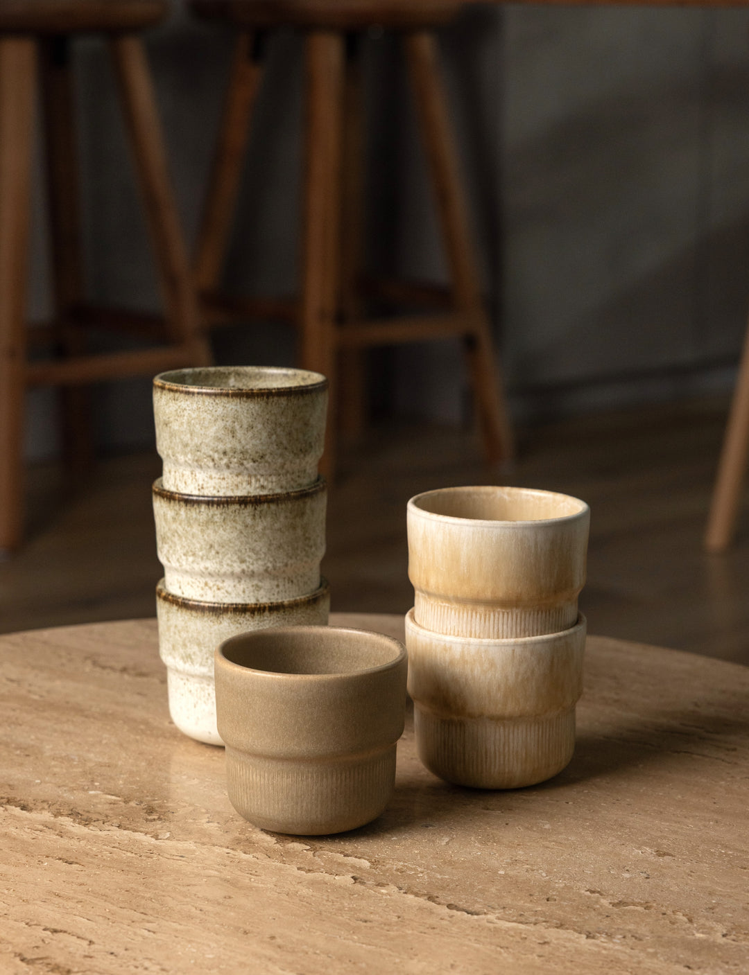 Drie lichtkleurige koffiekopjes van Mimo Homeware, in de kleuren beige, bruin en zand.