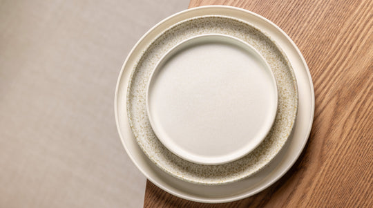 Wit met beige servies van Mimo Homeware. Minimalistisch, Scandinavisch servies voor een warm interieur.