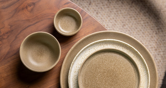 Bruin en beige servies, borden, kommen en schaaltjes van Mimo Homeware in warme interieursetting.