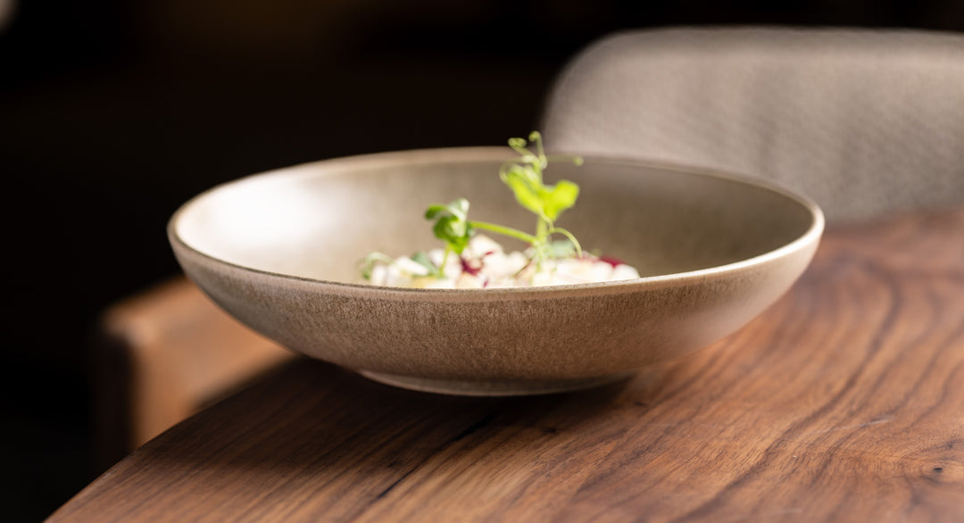 Bruin diep bord van Mimohomeware, natuurlijke kleuren in Japandi stijl.