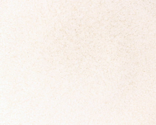 Gedetailleerde textuur van Mimo Homeware Dreamy Ivory servies en borden in wit en crème.