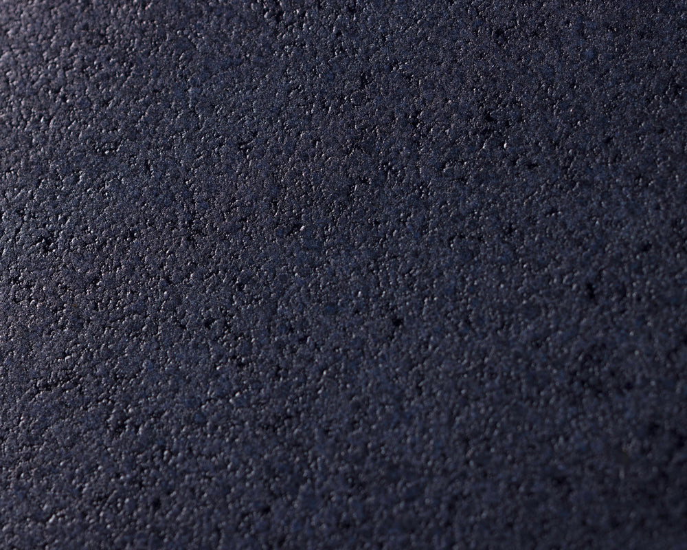 Gedetailleerde textuur van Mimo Homeware Midnight Blue servies, borden en kommen in donkerblauw.