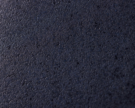Gedetailleerde textuur van Mimo Homeware Midnight Blue servies, borden en kommen in donkerblauw.