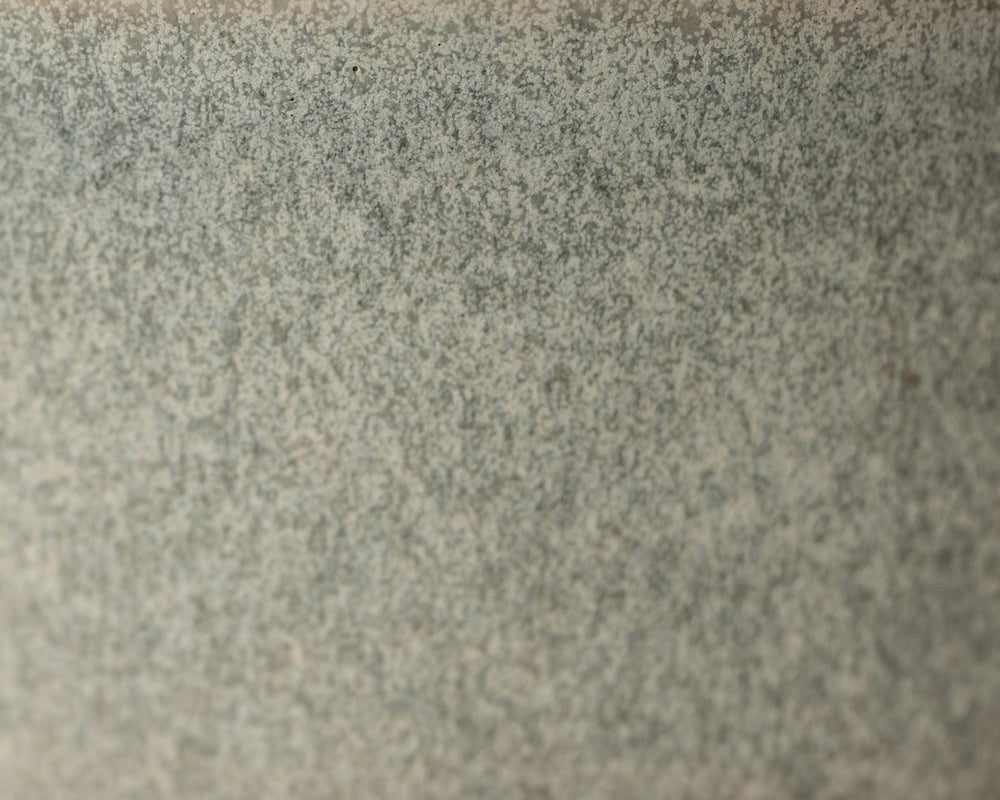 Gedetailleerde textuur van Mimo Homeware Ocean Breeze platte borden, diepe borden en kommen in groen en blauwgroen.