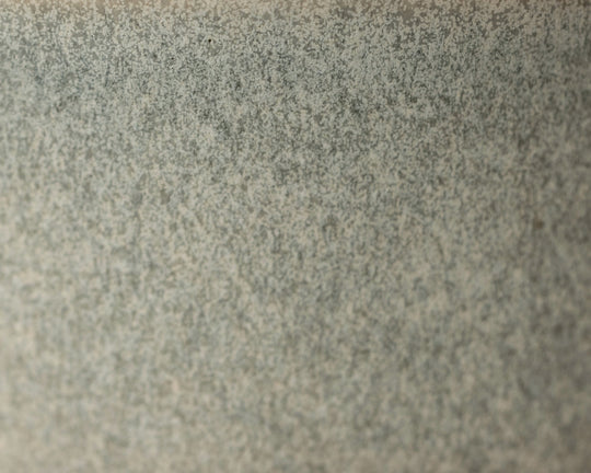 Gedetailleerde textuur van Mimo Homeware Ocean Breeze platte borden, diepe borden en kommen in groen en blauwgroen.