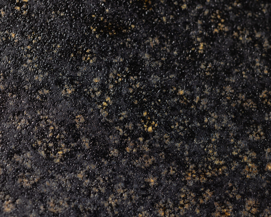 Gedetailleerde textuur van Mimo Homeware Starry Night borden in zwart met goud en bruine spikkels.