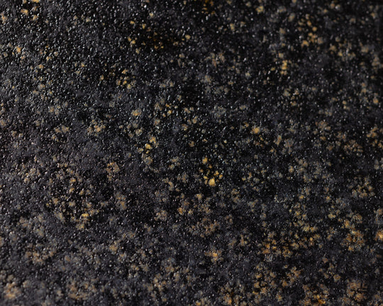 Gedetailleerde textuur van Mimo Homeware Starry Night borden in zwart met goud en bruine spikkels.
