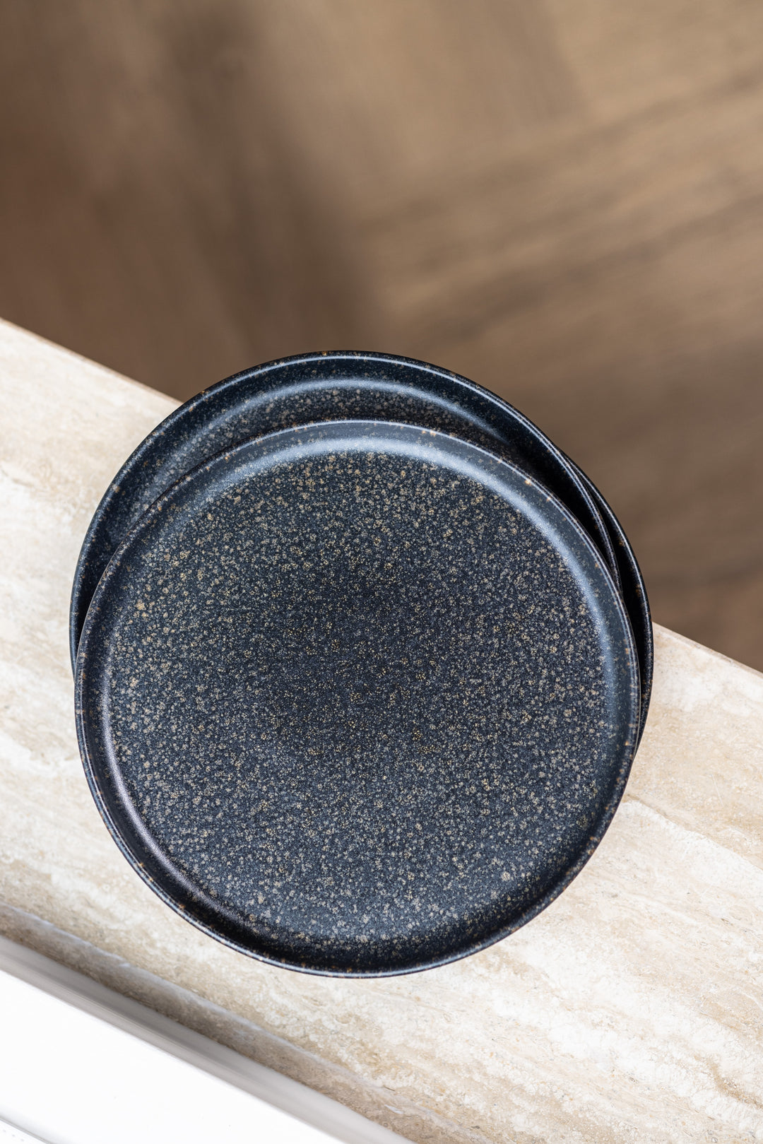 Donkere, zwarte borden met spikkels van Mimo Homeware, het perfecte servies voor de feestdagen of een stoer interieur.