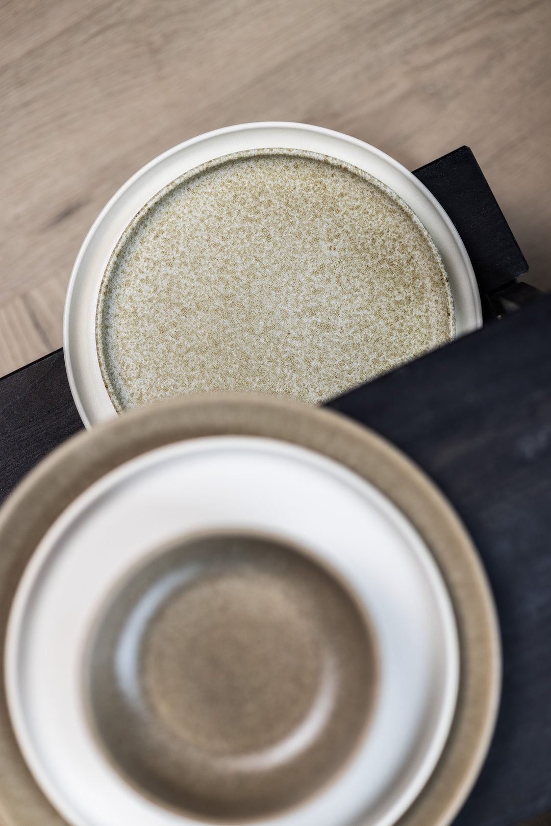 Borden en kommen van Mimo Homeware in aardetinten en crème wit, stapelbaar keramiek servies.