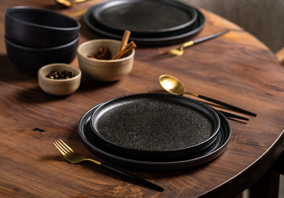Gedekte tafel met donker servies, blauwe en zwarte borden. Minimalistisch en modern servies van Mimo Homeware voor de feestdagen.