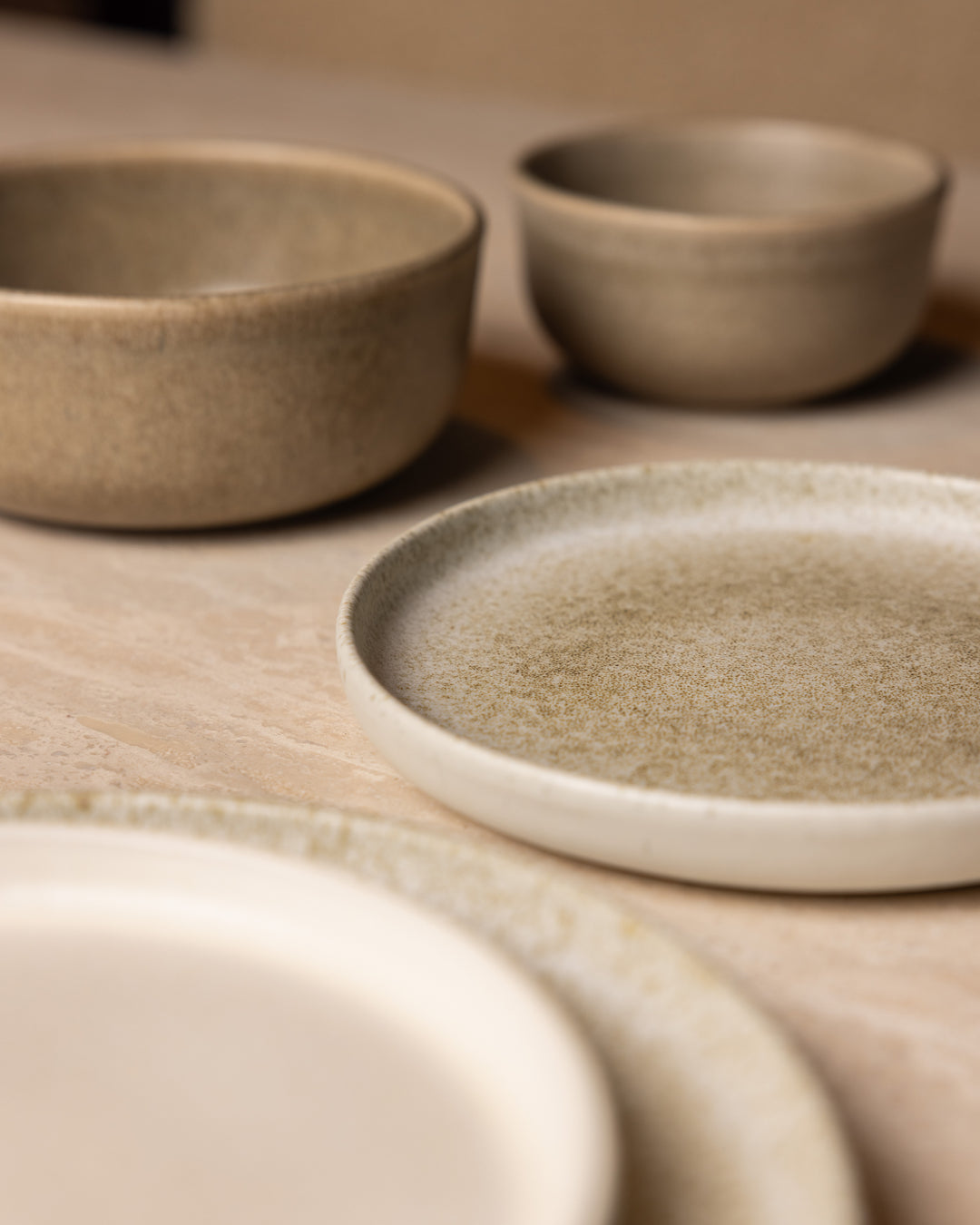 Borden serviesset van Mimo in aardewerk: Dreamy Ivory, Broken Shells en On the Rocks, perfect beige servies.