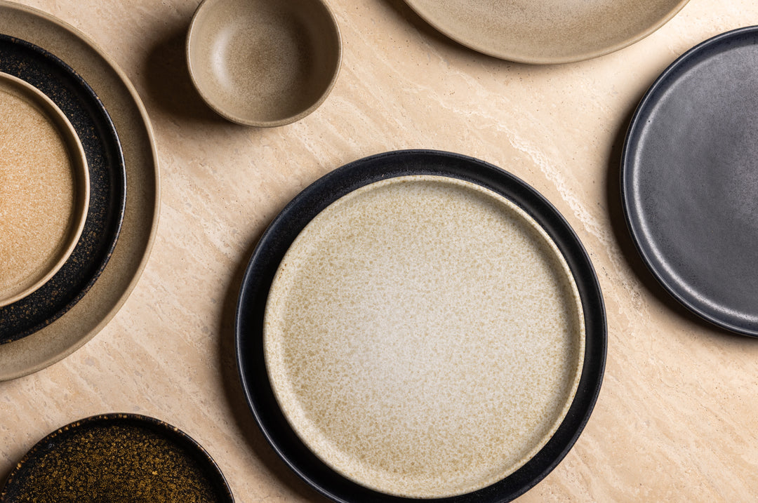 Mix & match bruin en blauw servies van Mimohomeware, in natuurlijke kleuren en materialen.