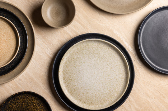 Mix & match bruin en blauw servies van Mimohomeware, in natuurlijke kleuren en materialen.