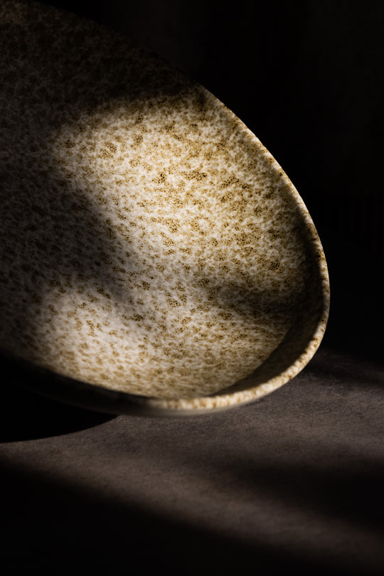 Bruin met wit gespikkeld Broken Shells diep pastabord van Mimo Homeware.