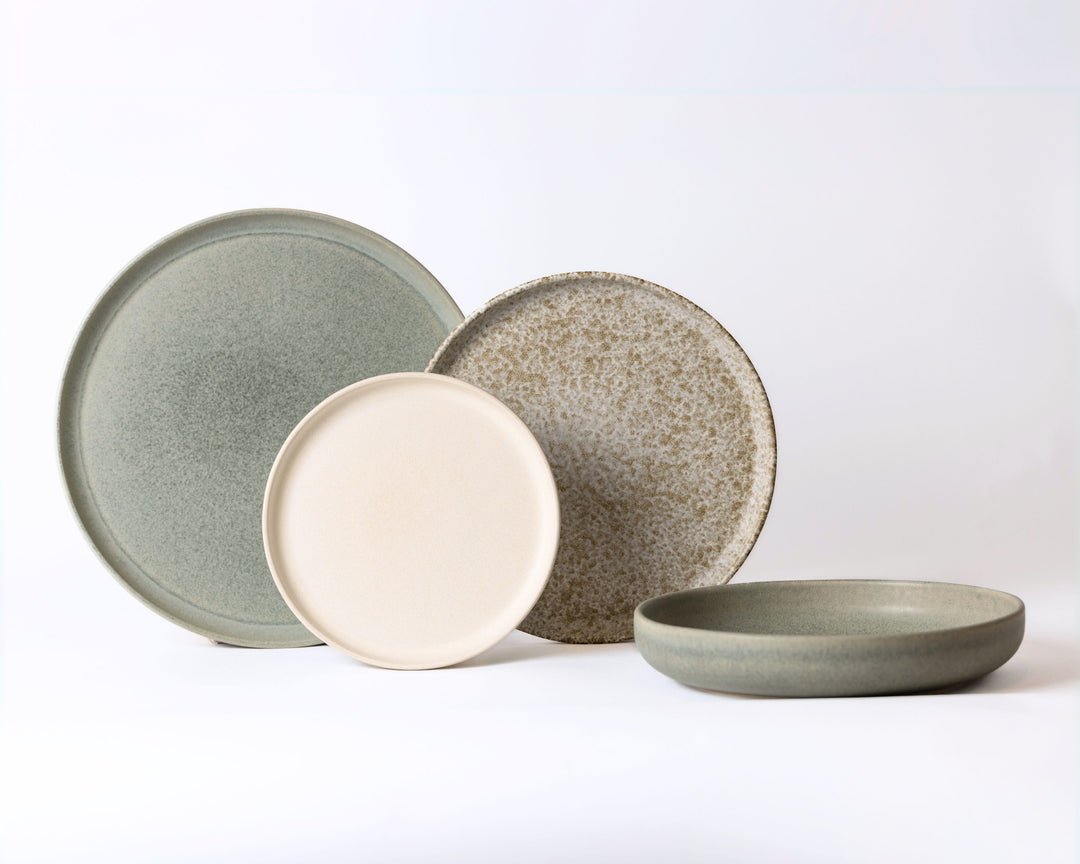 4-delig Mimo Homeware serviesset met Ocean Breeze, Dreamy Ivory en Broken Shells. Keramiek, minimalistisch servies in zachte natuurlijke tinten.