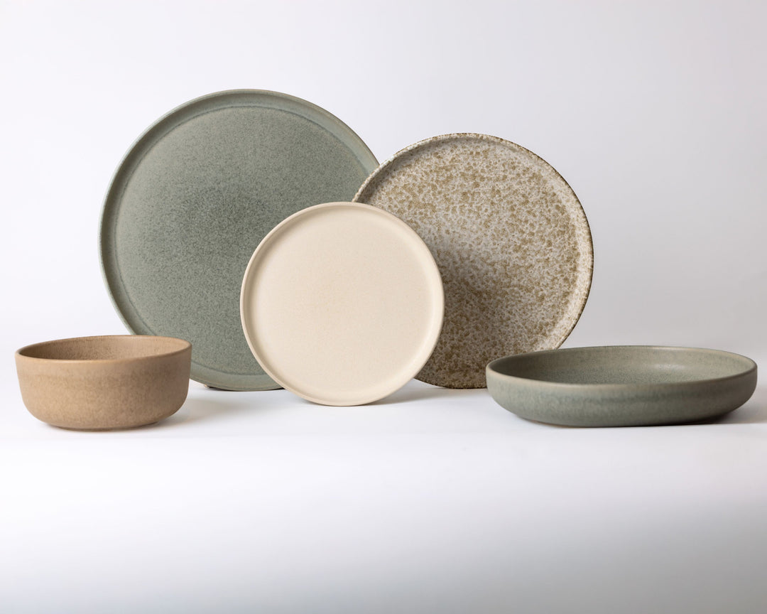 Serviesset voor geselecteerd aantal personen van Mimo Homeware met de kleuren blauwgroen, bruin, beige en wit voor een natuurlijke en minimalistische uitstraling.