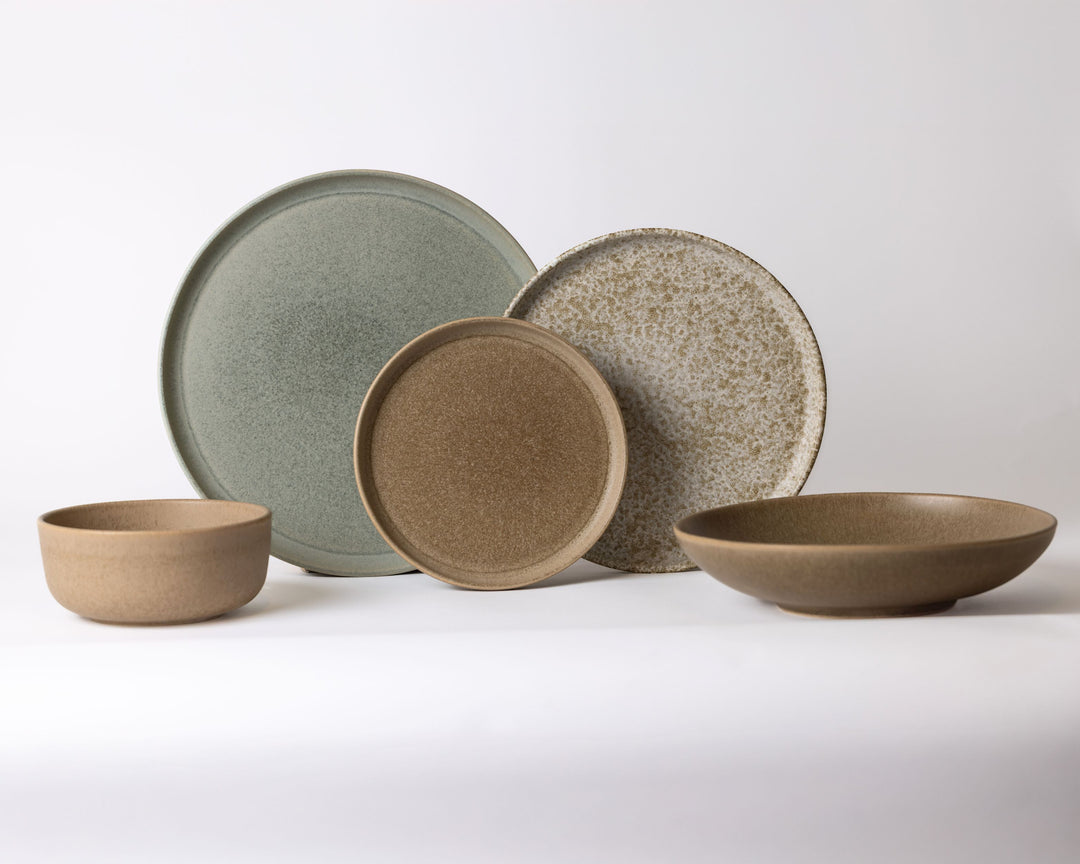 5-delig serviesset van Mimo Homeware met de kleuren blauwgroen, bruin, beige en wit voor een rustgevende en minimalistische uitstraling.