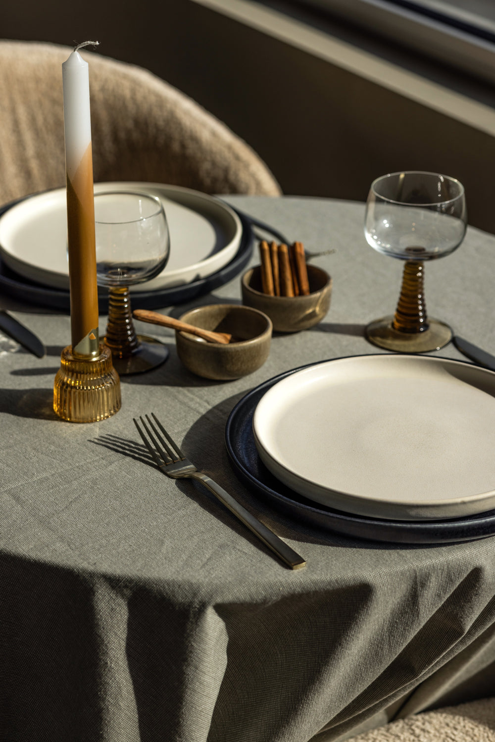 Tafelsetting met donkerblauw, wit en bruin servies van Mimo Homeware.