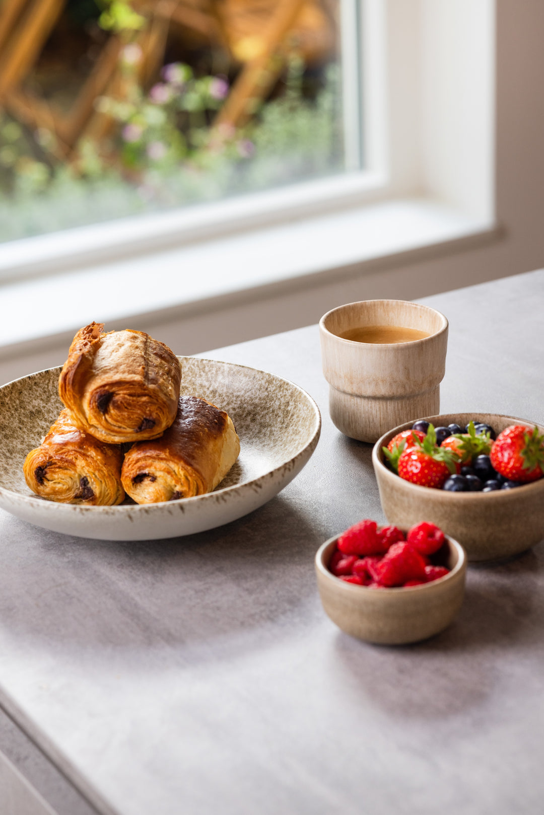 Ontbijt setting met servies van Mimo Homeware in bruine en beige kleuren.