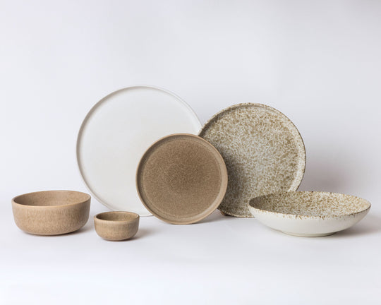 Serviesset in bruin, wit en beige van Mimo Homeware, gemaakt van natuurlijke materialen