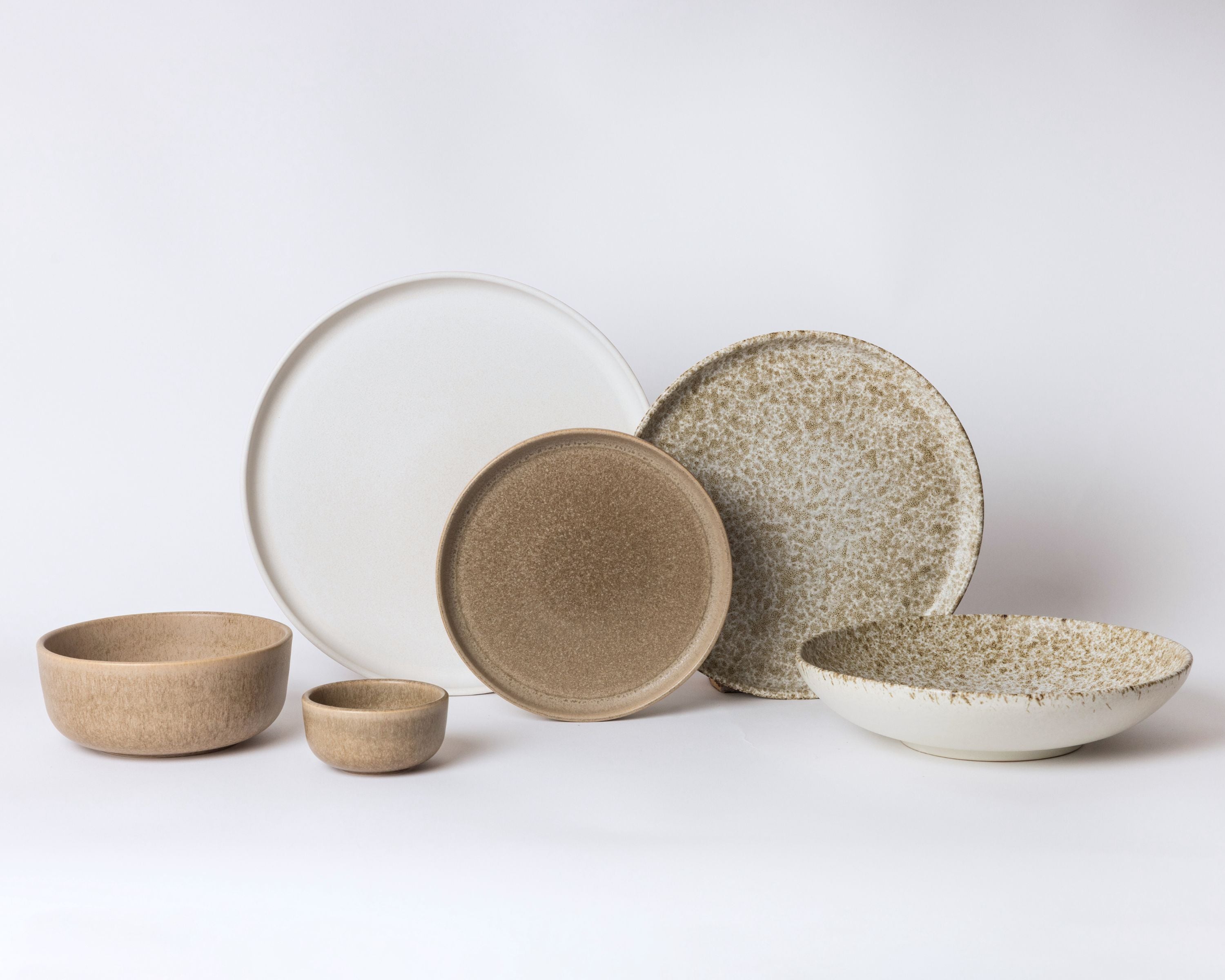 Serviesset in bruin, wit en beige van Mimo Homeware, gemaakt van natuurlijke materialen