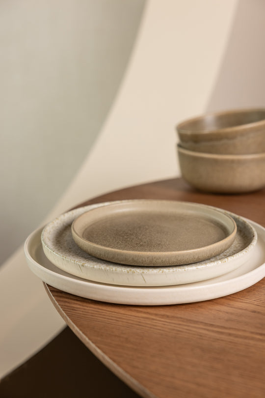 Servies van Mimo Homeware in aardekleuren met wit en beige.