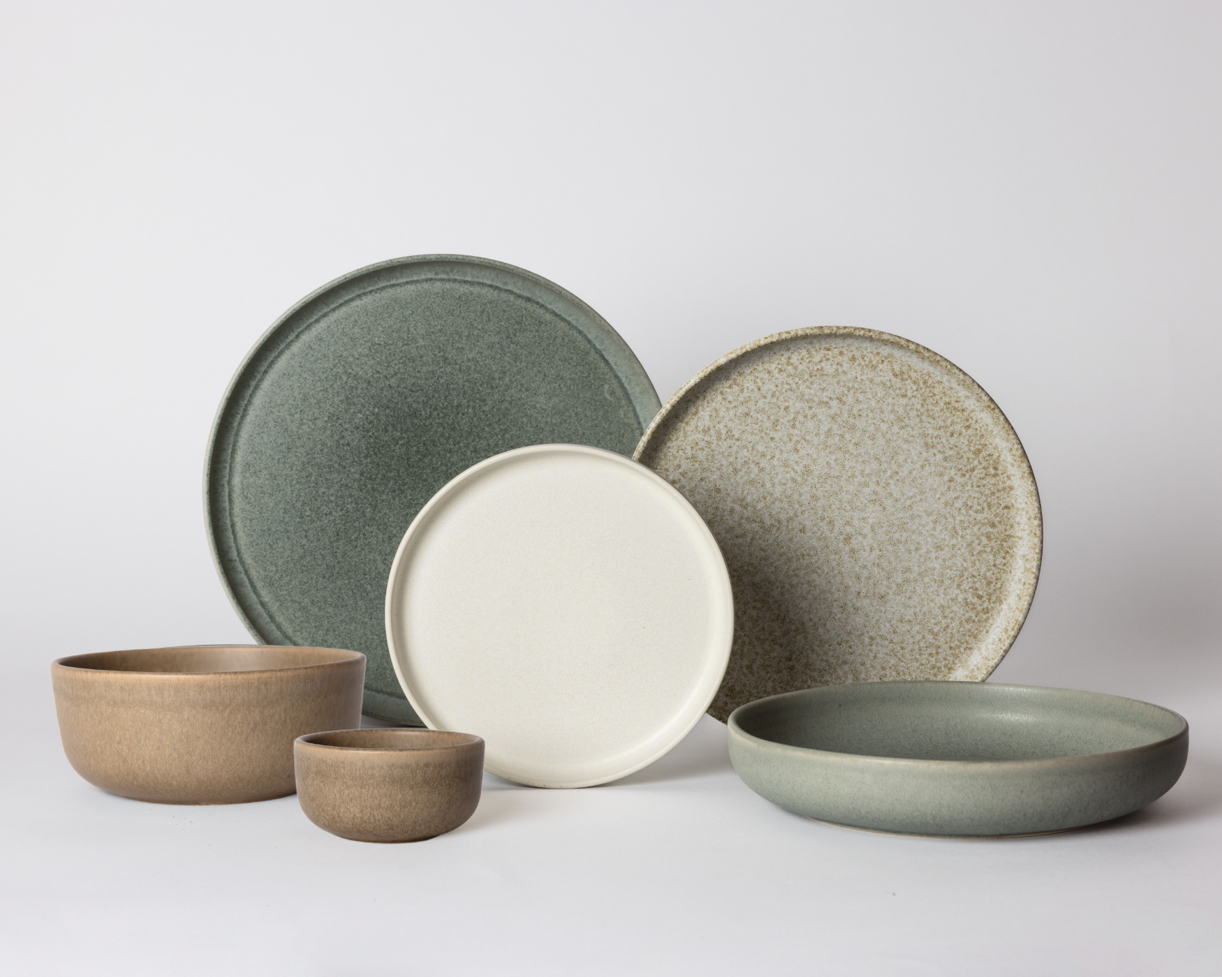 Ocean Breeze en Broken Shells Serviesset van Mimo Homeware in natuurlijke kleuren van de Portugese kustlijn.