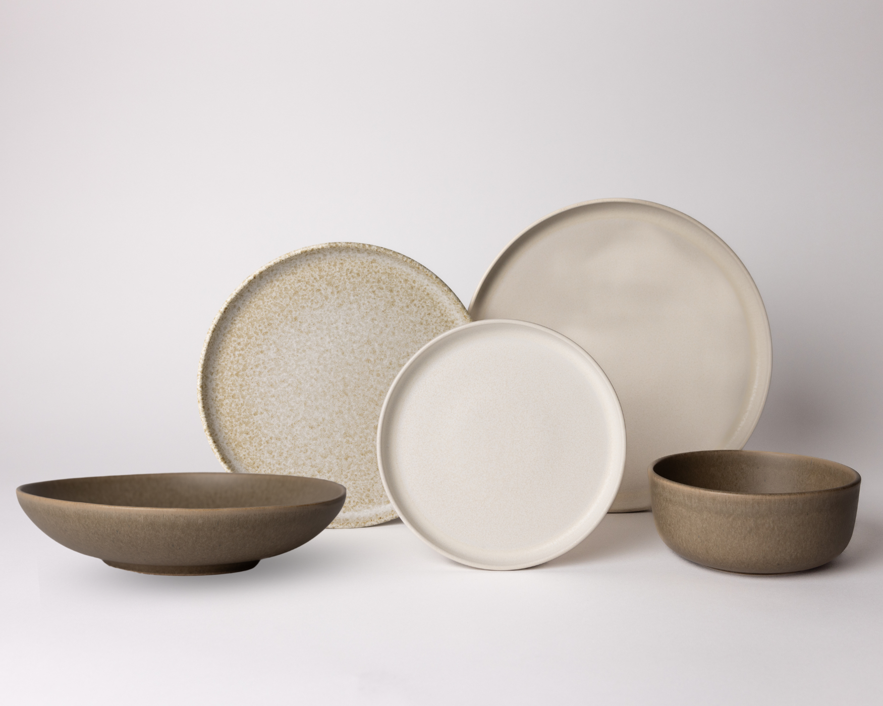 Aardewerk servies van Mimo in zachte Japandi kleuren, ideaal als ontbijt- of diner serviesset.
