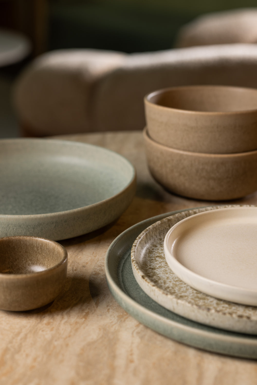 Duurzaam servies in aardetinten van Mimo Homeware. Serviesset in bruin, groen en wit.