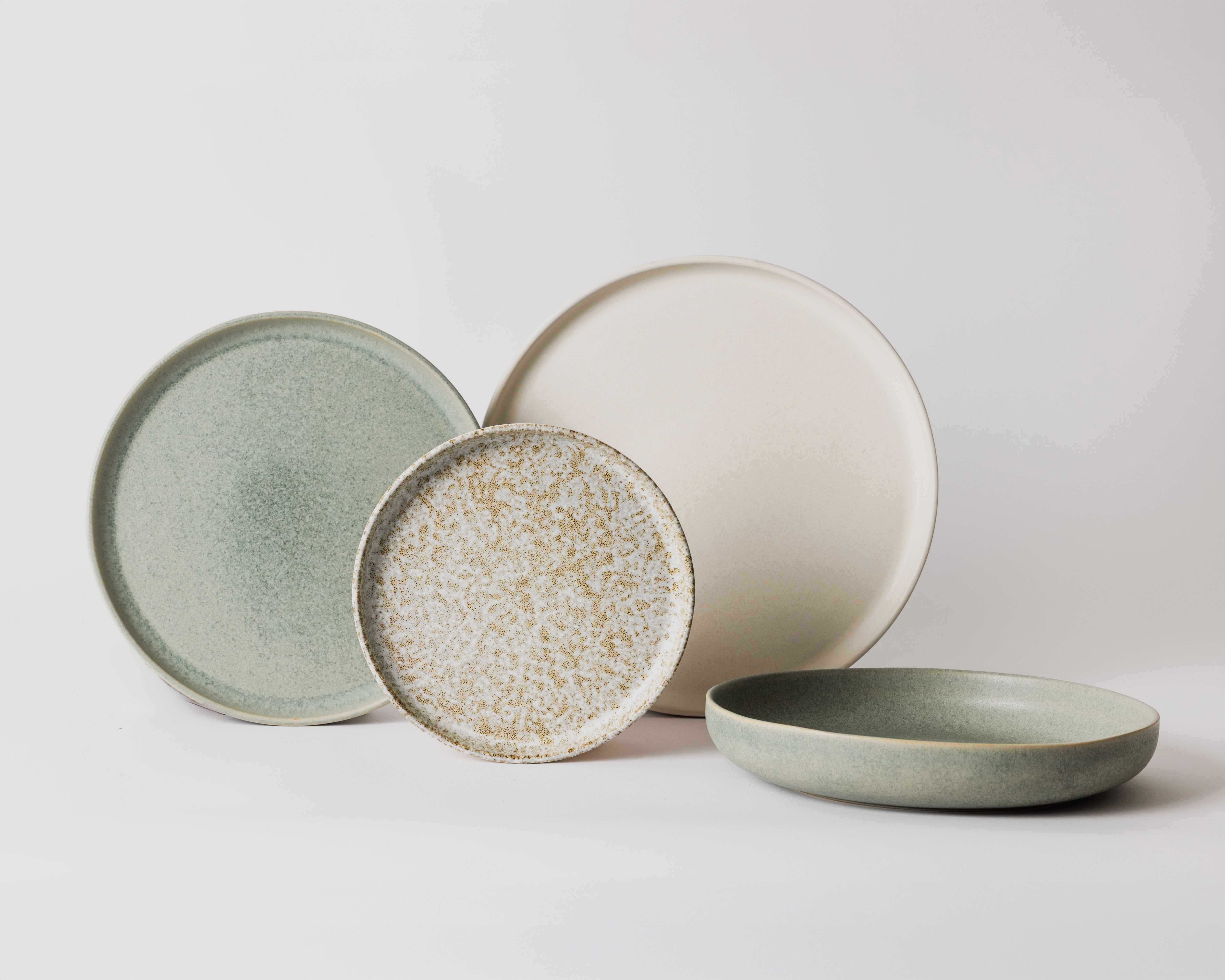 4-delig Mimo Homeware serviesset met Ocean Breeze, Dreamy Ivory en Broken Shells. Keramiek, Japandi servies in zachte natuurlijke tinten.