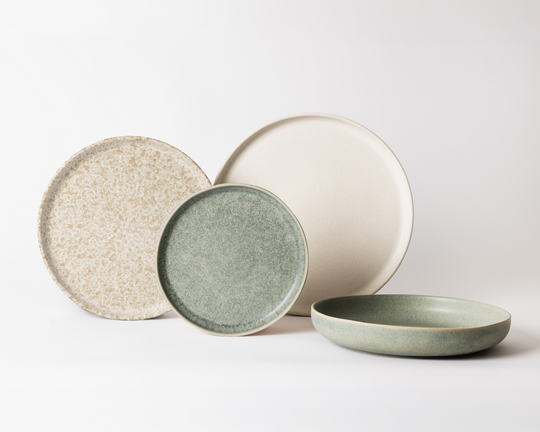 4-delig Mimo Homeware serviesset met Ocean Breeze, Dreamy Ivory en Broken Shells. Keramiek, minimalistisch servies in zachte natuurlijke tinten.