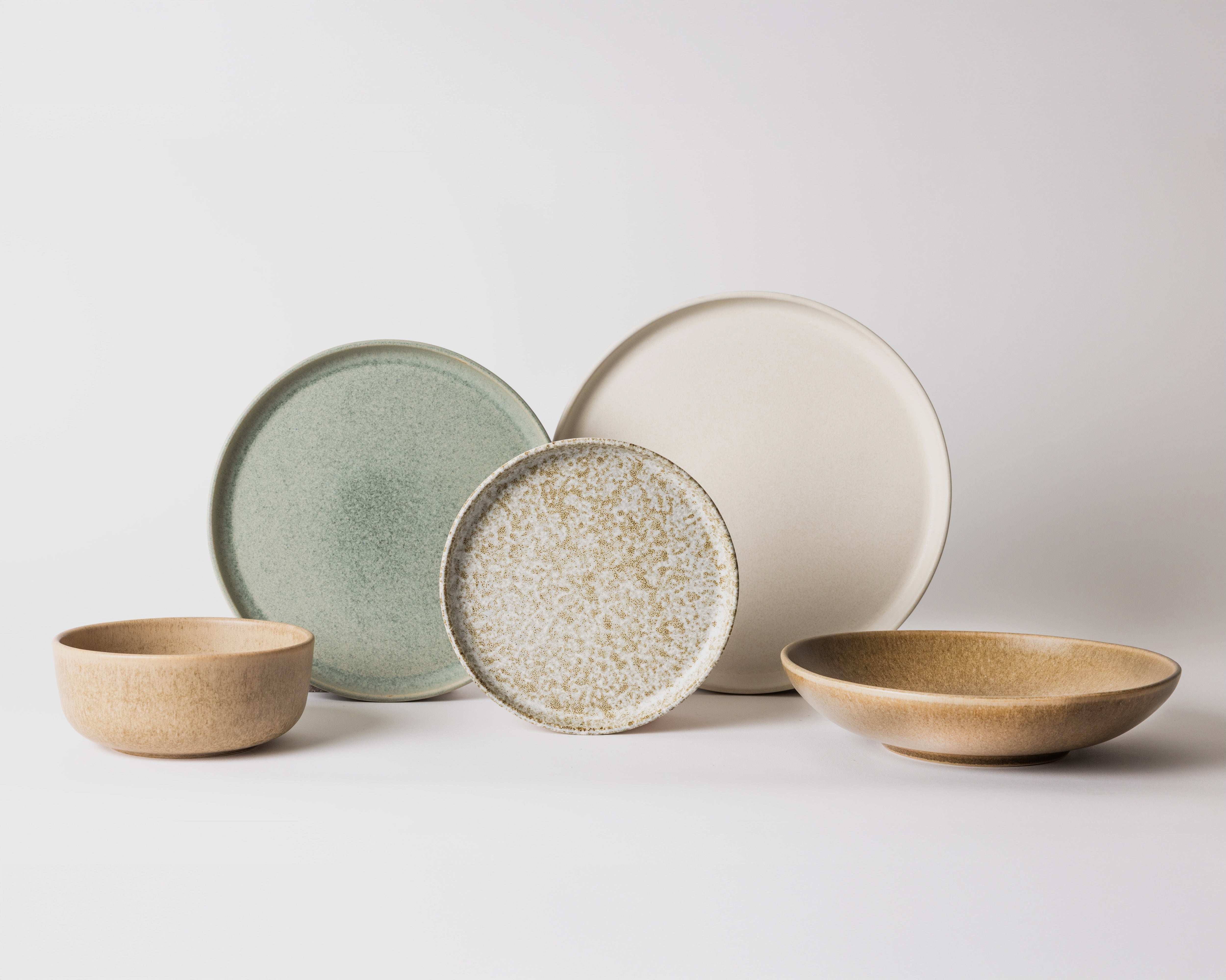 5-delig serviesset van Mimo Homeware met de kleuren blauwgroen, bruin en wit voor een rustgevende en minimalistische uitstraling.