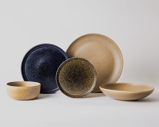 Portugees keramiek serviesset van Mimo Amsterdam, in aardse en nachtblauwe kleuren, perfect voor Japandi interieur.